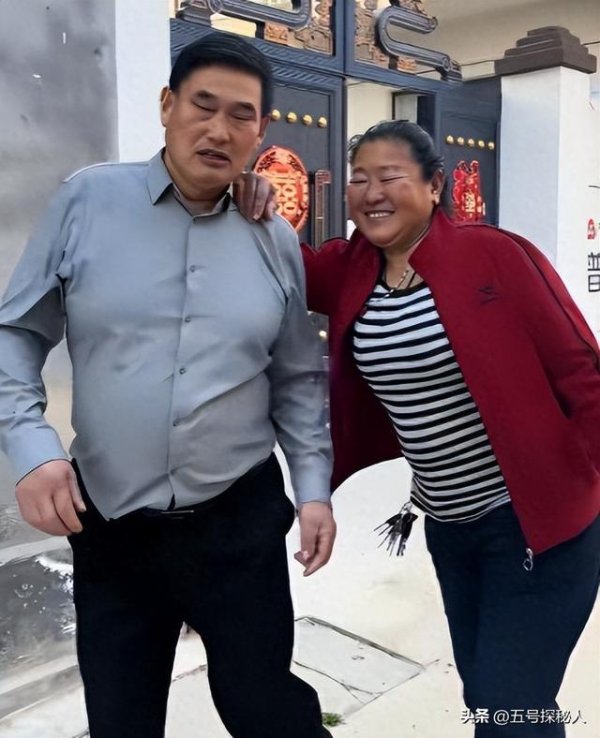 配资配资网 朱之文不再刻意遮掩，56岁不离婚缘由揭晓，与于文华关系早已明朗